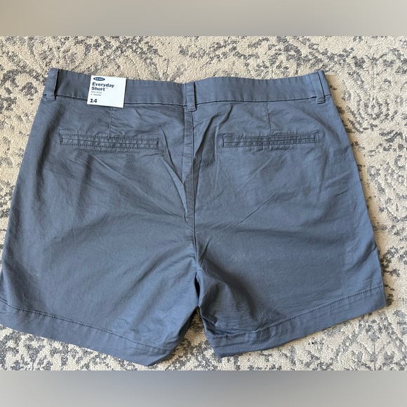 Women’s Old Navy Size 14 Mid Rise Gray 5” Shorts - Picture 2 of 7